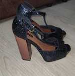 Brokatowe buty na obcasie