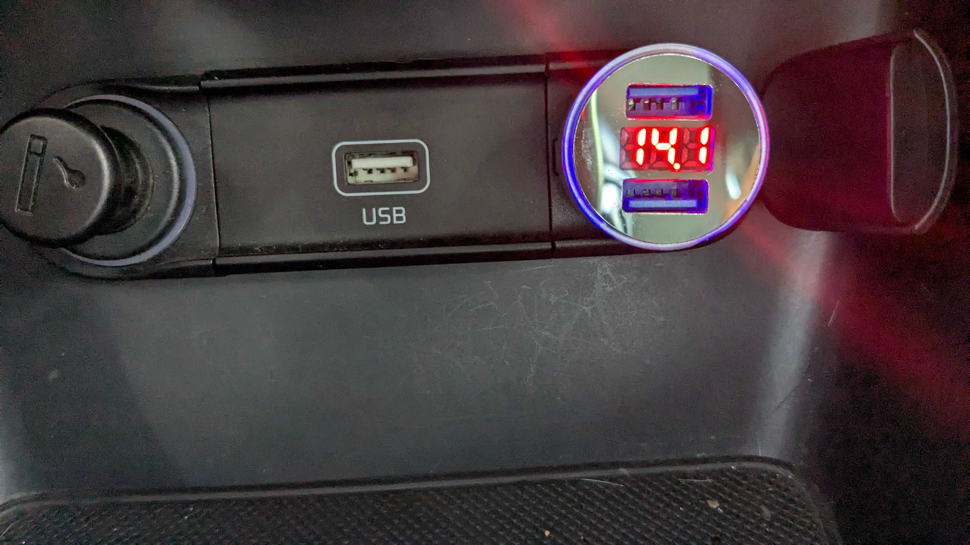 Зарядка адаптер USB в автомобиль