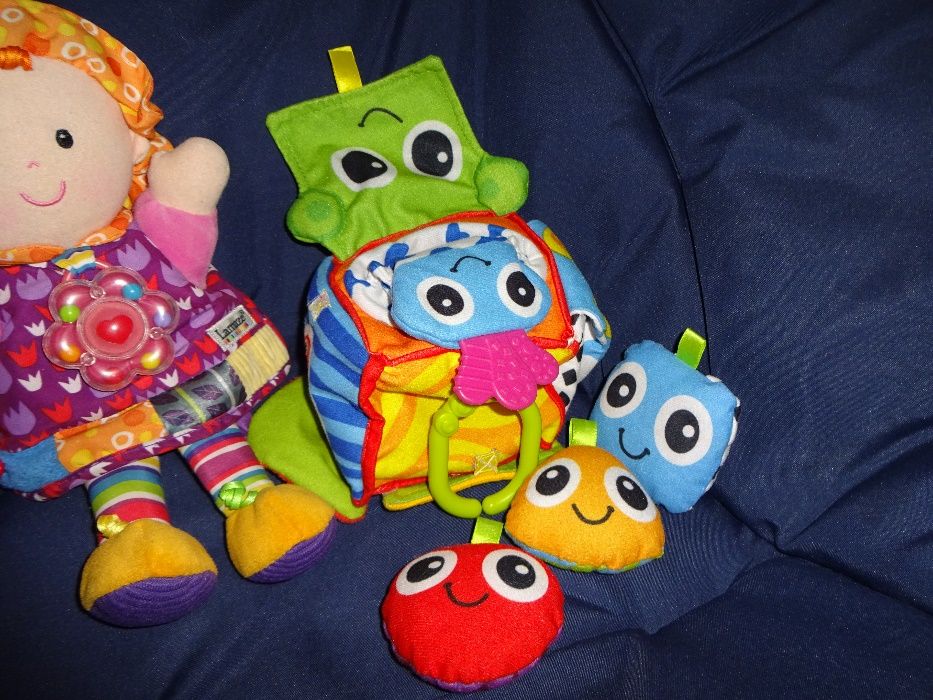 ZESTAW Lamaze lalka Emilka zawieszka gryzak Hasbro Playskool kostka