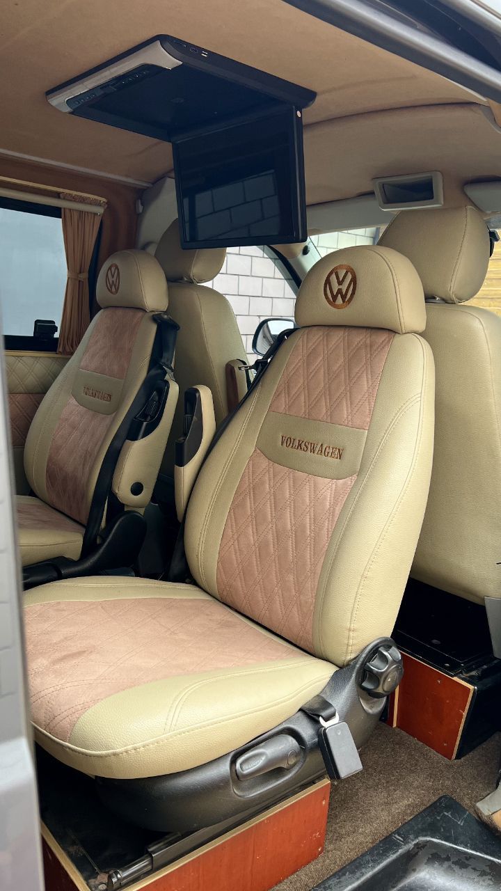 Volkswagen Transporter 2011 з кастомним салоном