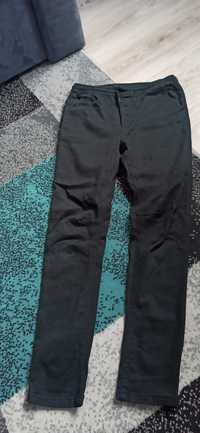 Czarne jeansy chłopięce rurki roz. 158