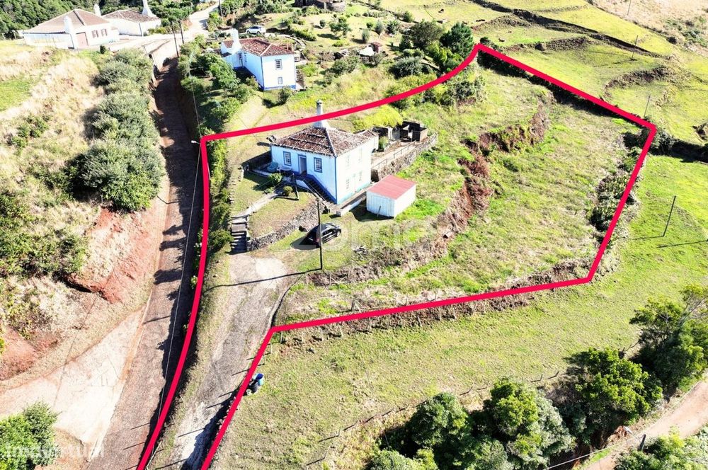 Moradia T2 típica mariense com terreno rústico e vista panorâmica