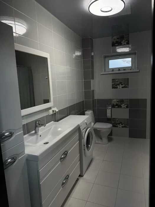 просторий будинок 228 м² з цокольним поверхом та  ділянкою 23 сотки