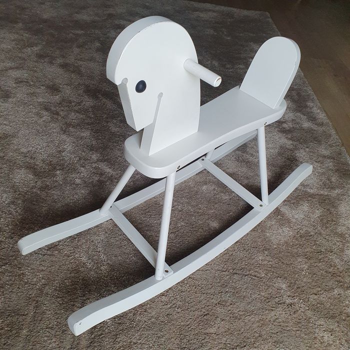 Drewniany biały konik na biegunach