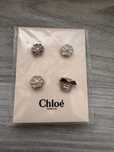 Zestaw 4 pinów Chloé – kwiaty + flakon, nowy