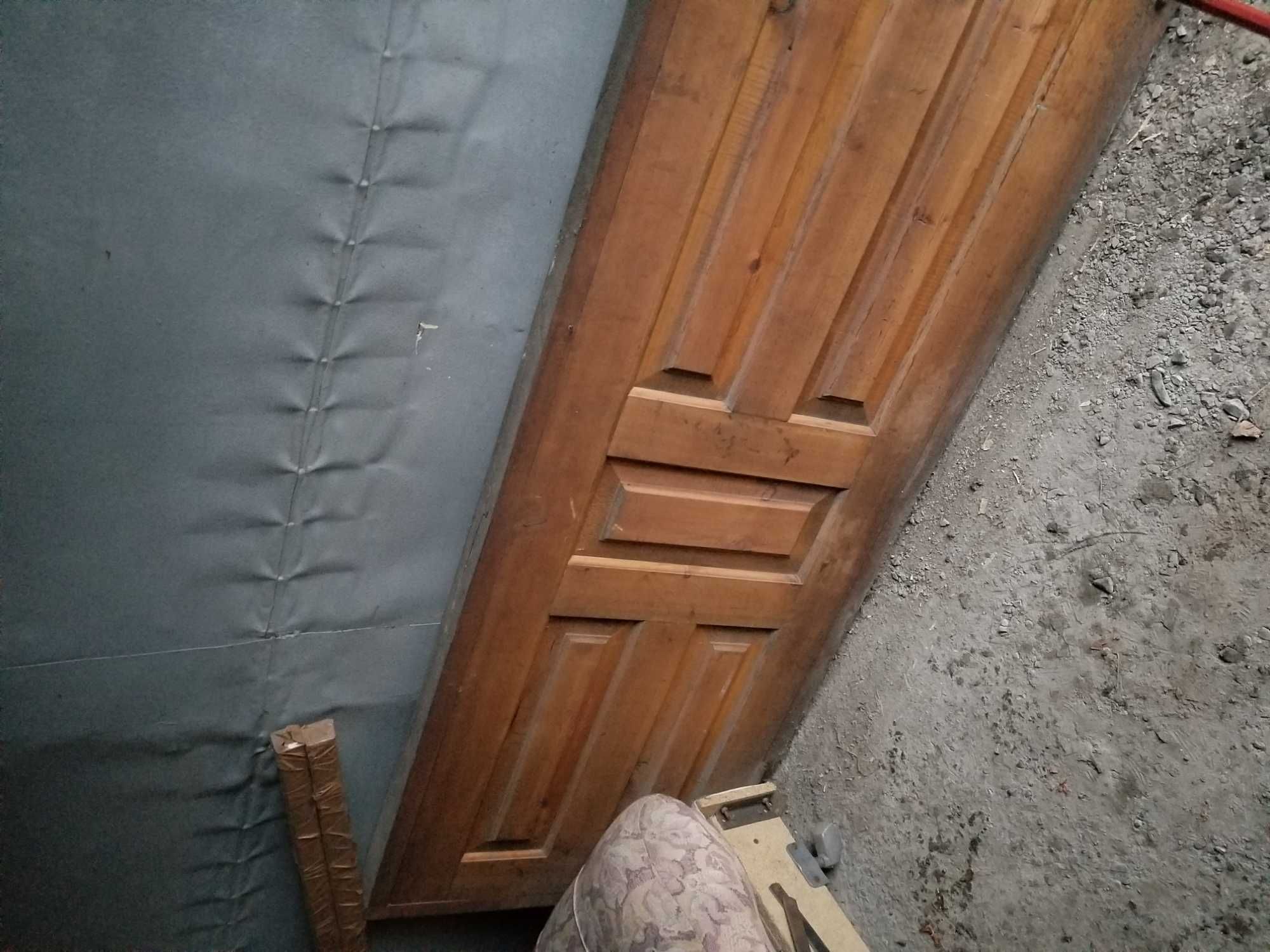 Продам новую дверь с коробкой из сосны