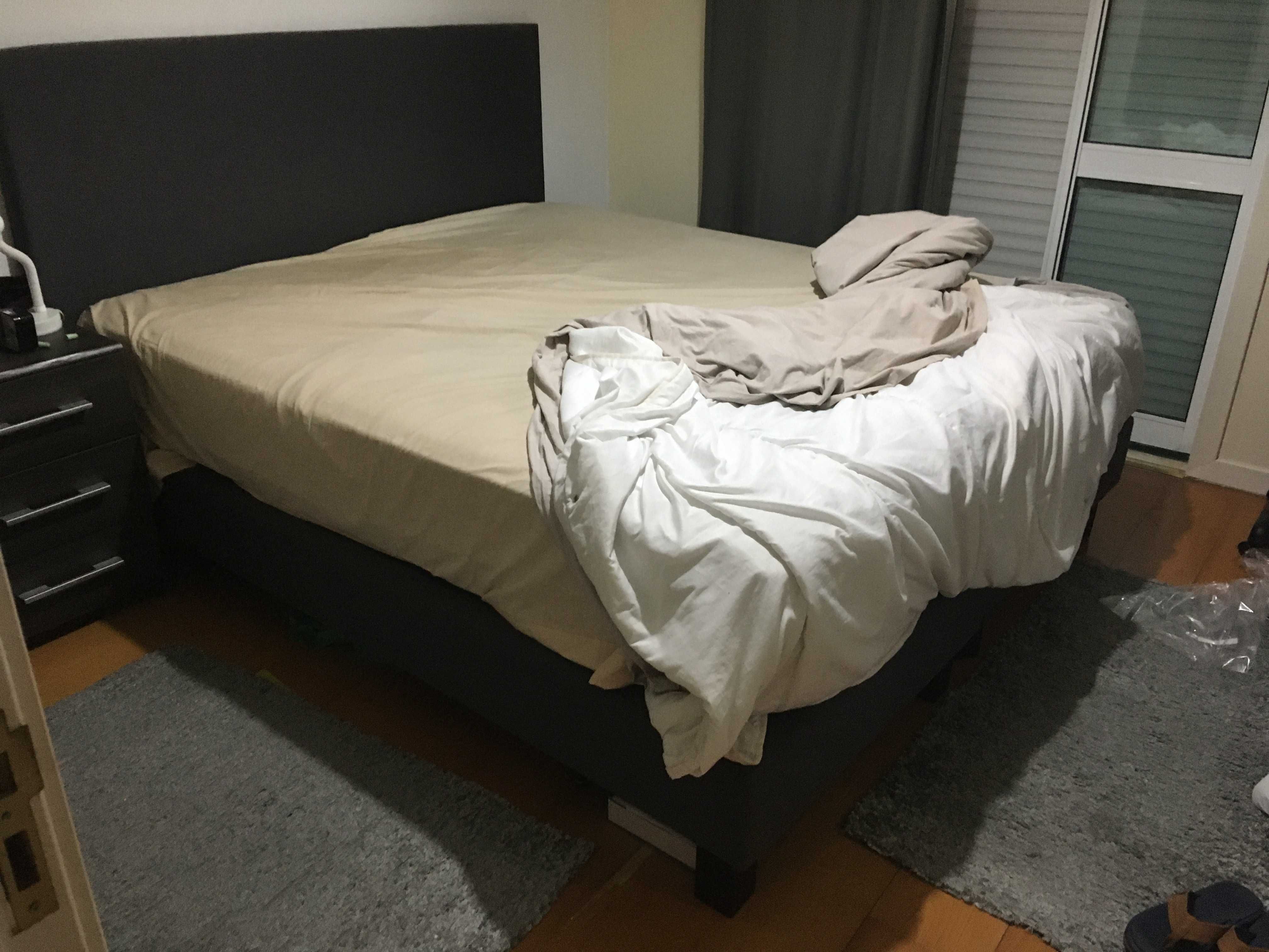 2 somiers de cama com 90 cm cada . cabeceira com 1.8m. Colchão.