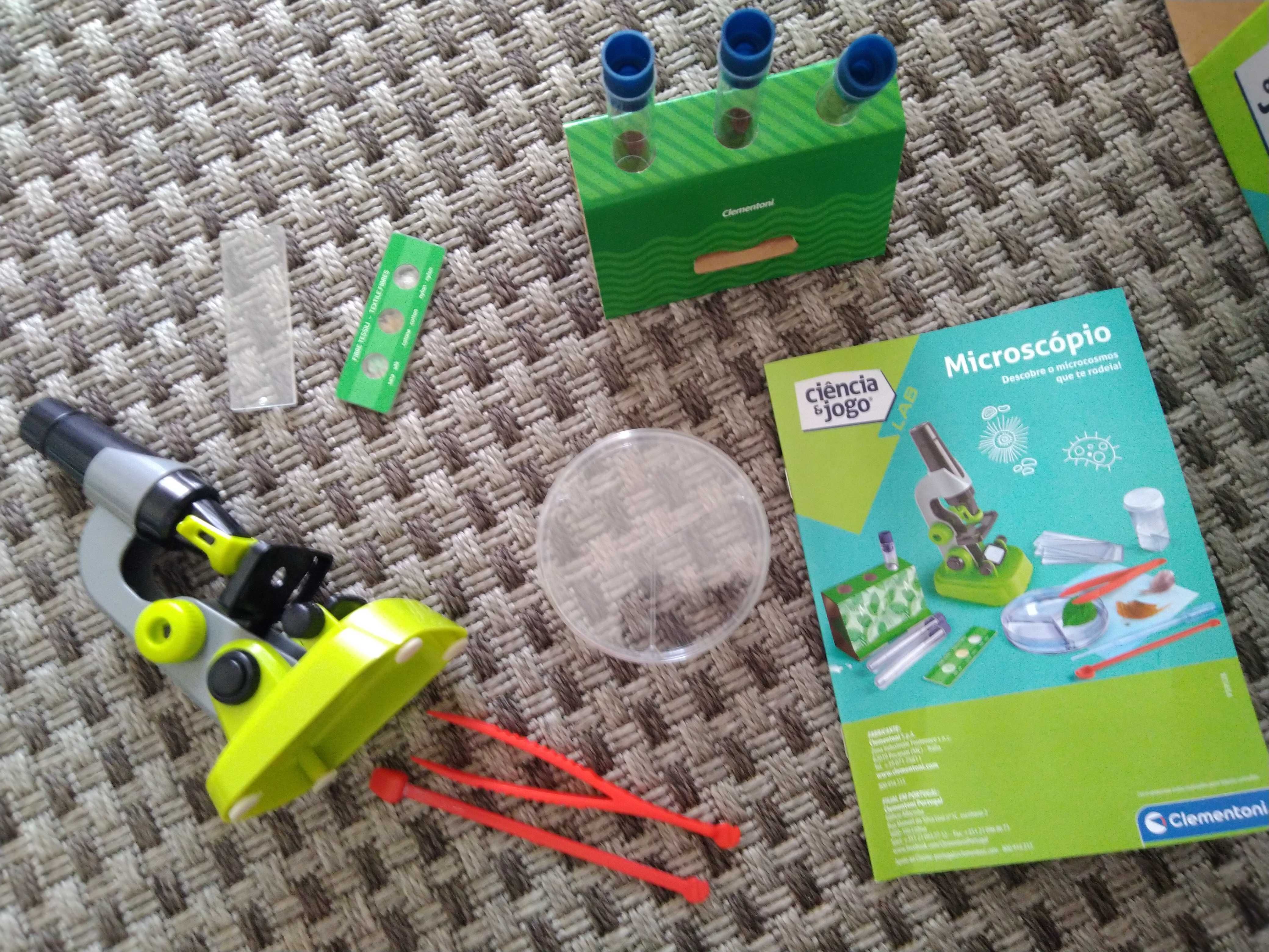 Microscópio com acessórios
