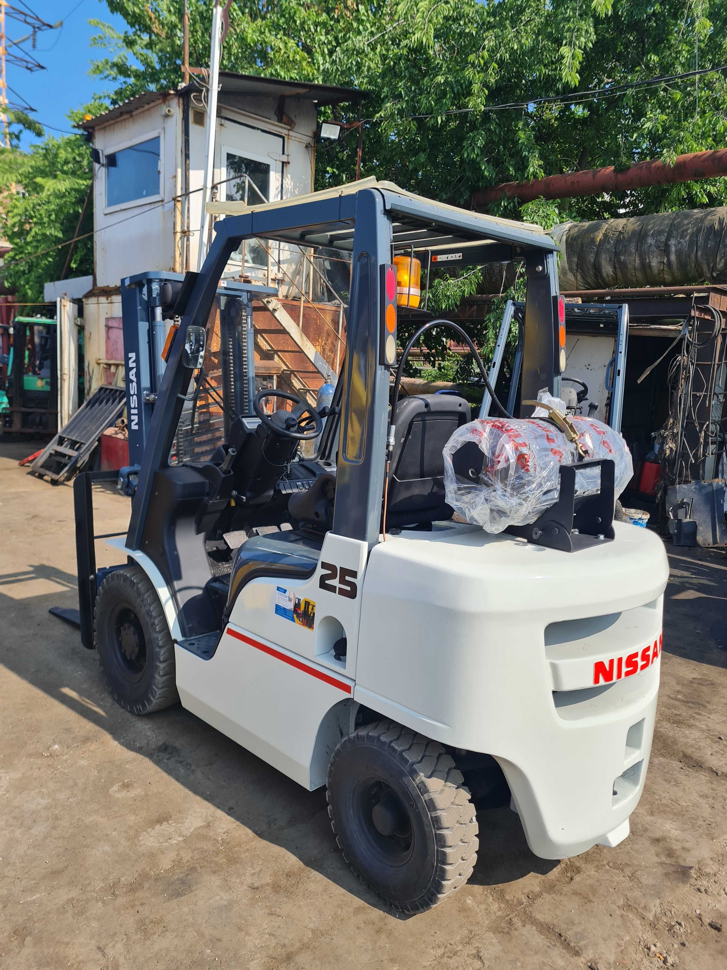 Навантажувач вилковий NISSAN P1F2M25J