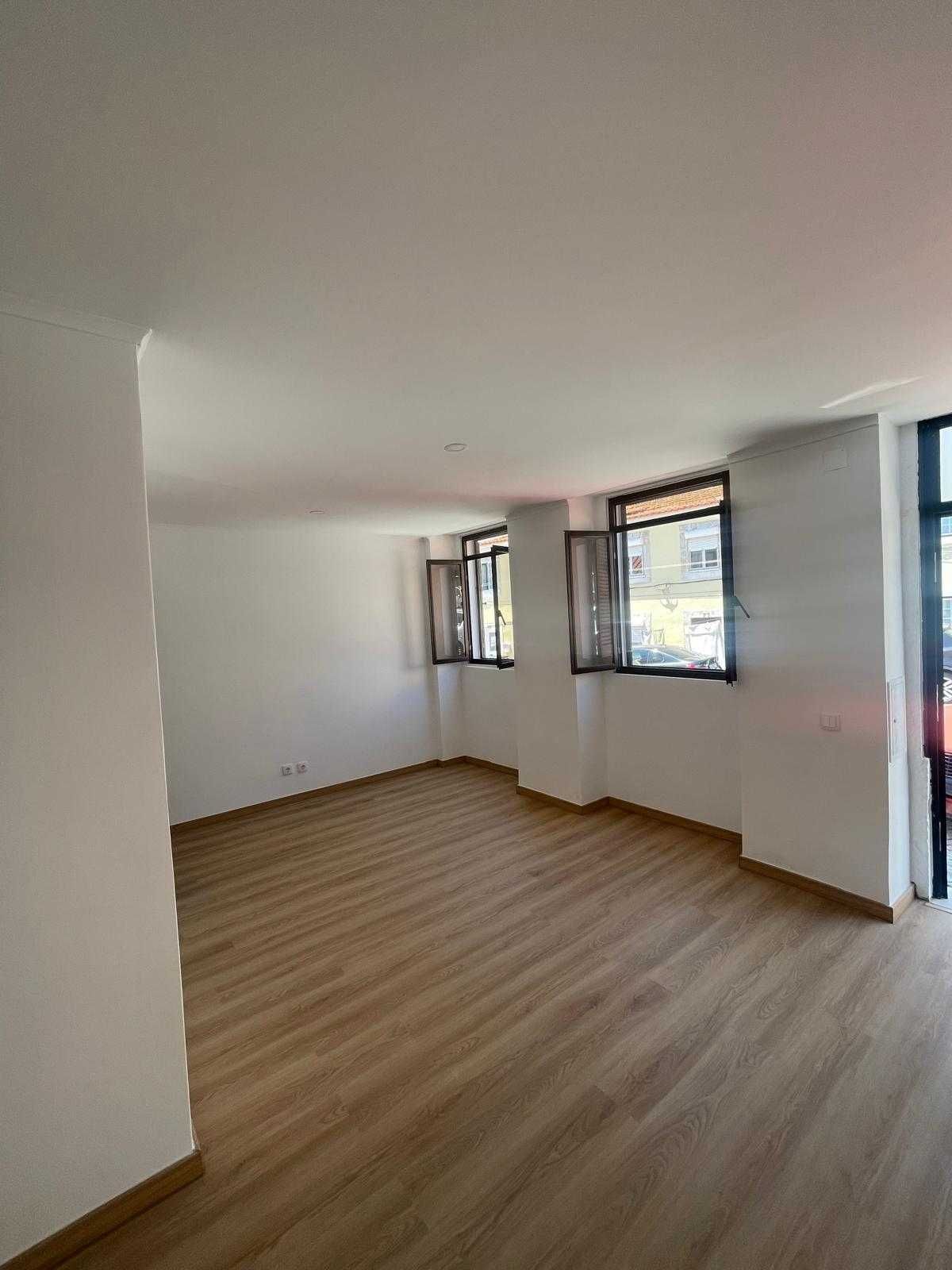Arrenda-se apartamento T1+1 na Ajuda, remodelado.