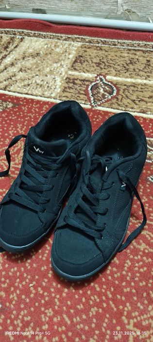 Чоловічі кросівки 44 розміру матеріал замш