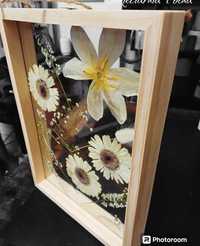 Drewniana ramka z prasowanymi kwiatami