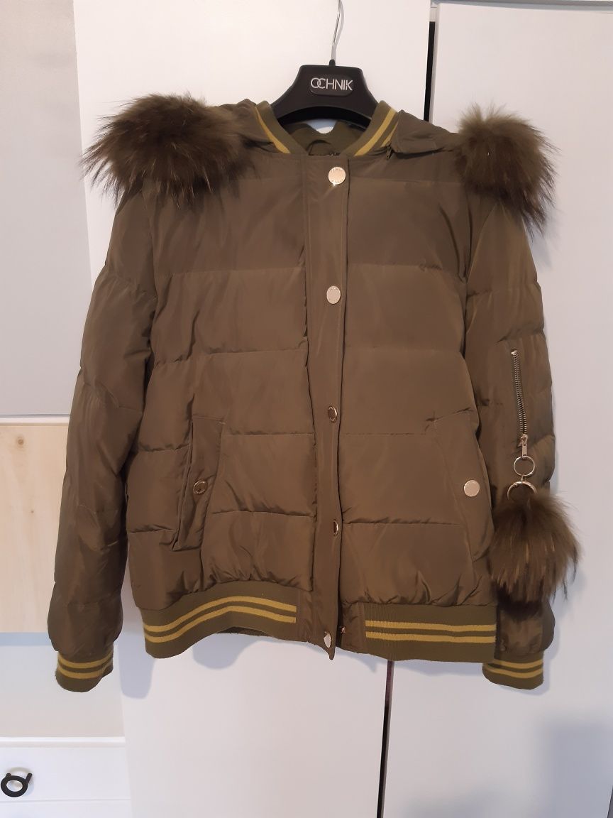 OCHNIK. Kurtka damska puchowa khaki/zielona z futrem jenota, rozm. 3XL