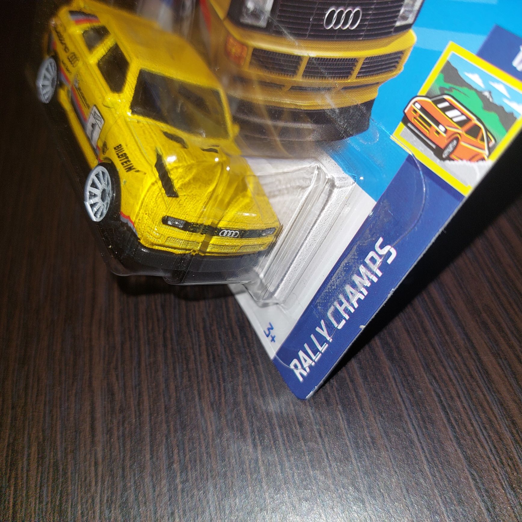 Dwa modele HOTWHEELS