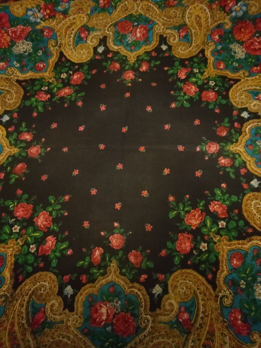 Продаю винтажный женский шерстяной платок