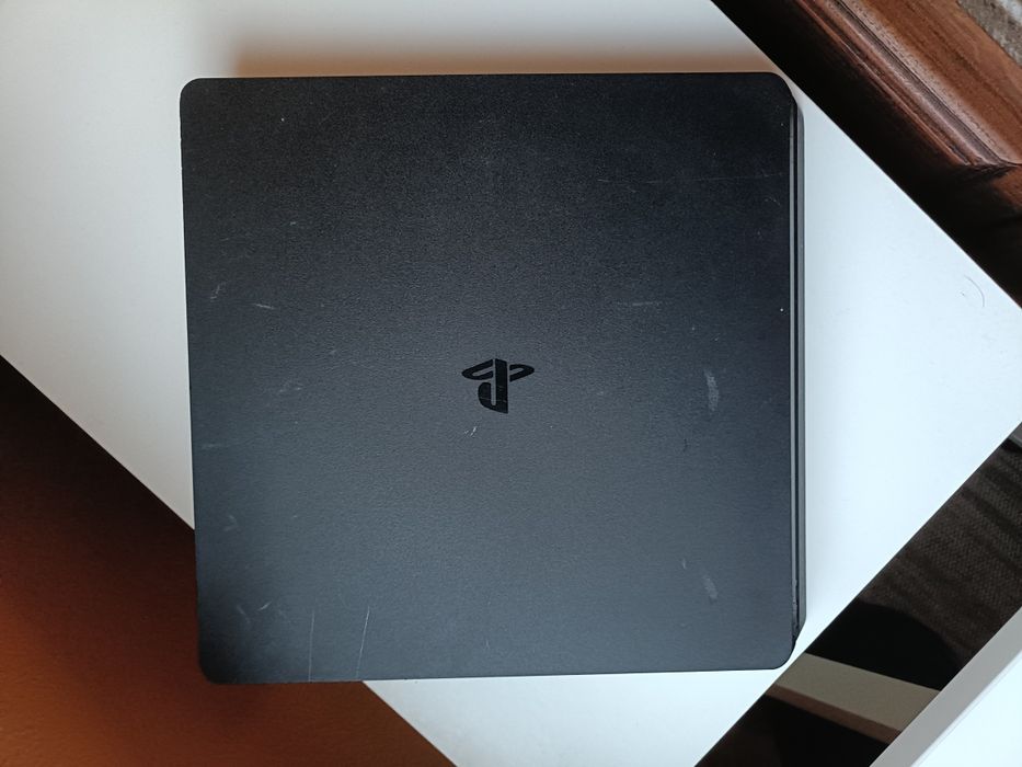 PlayStation 4 – Bom Estado + Comando Incluído