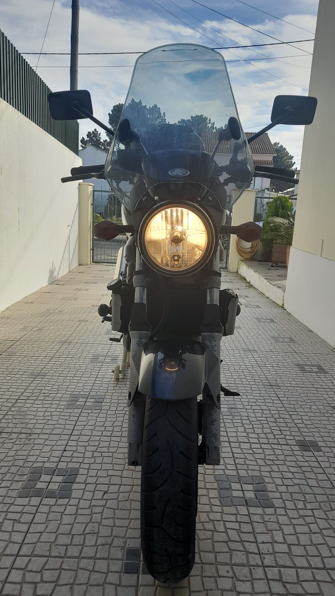 Suzuki SV650 de 2008 (carta A2 com 25Kw no livrete)