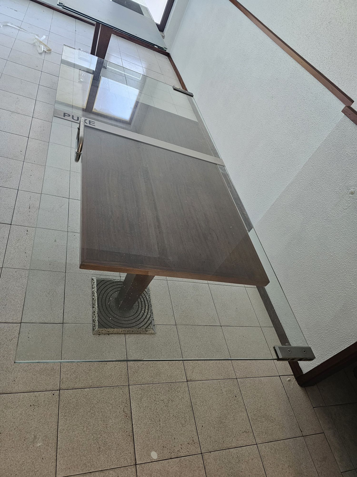 Vendo porta em vidro para entrada de estabelecimento