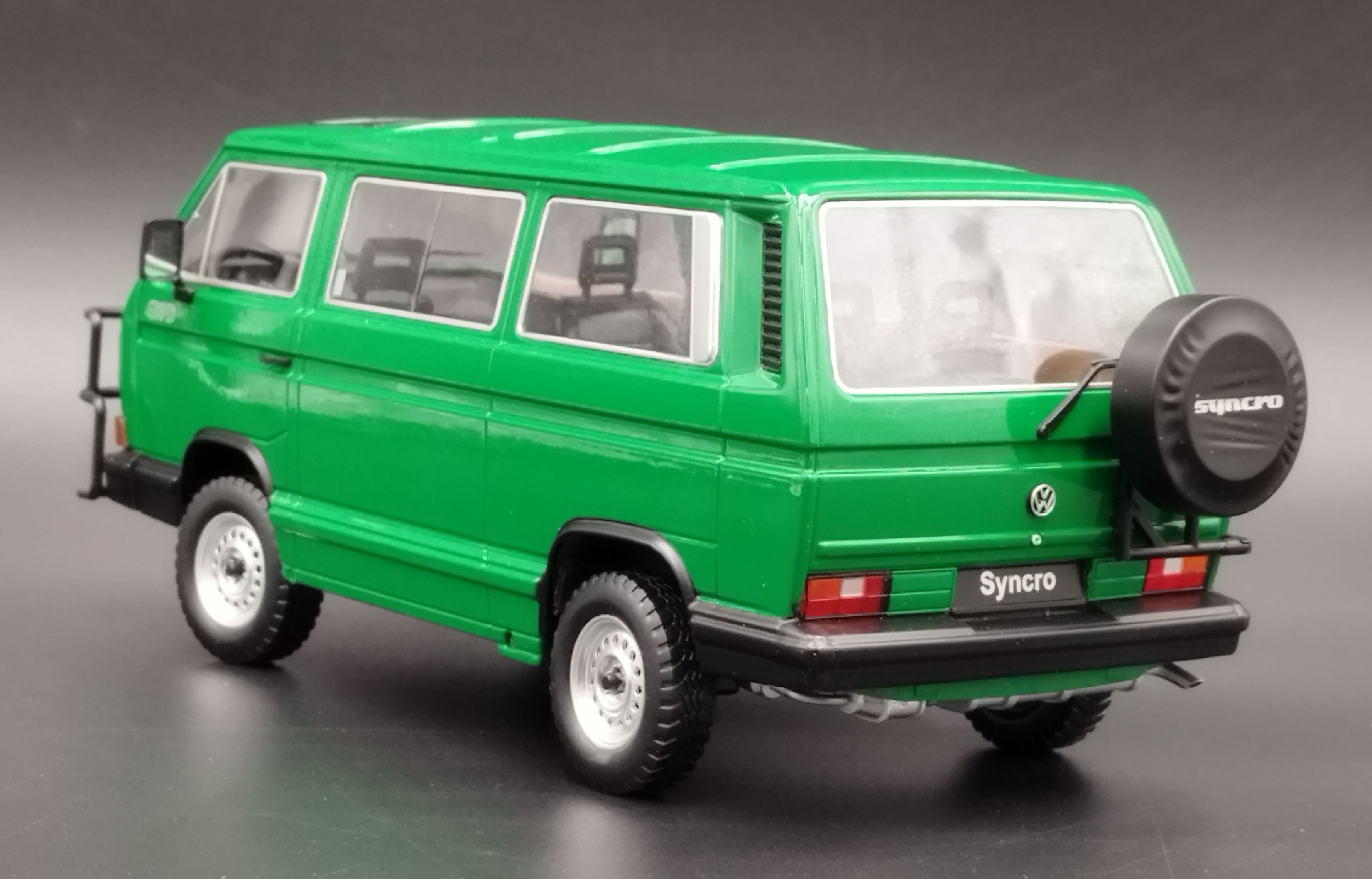 1:18 KK Scale 1987 Volkswagen T3 Bus Syncro Jagdwagen model nowy