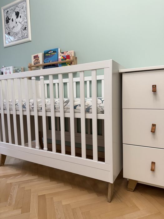 Zestaw mebli NOAH komoda + łóżeczko KLUPŚ z materacem FIKI MIKI