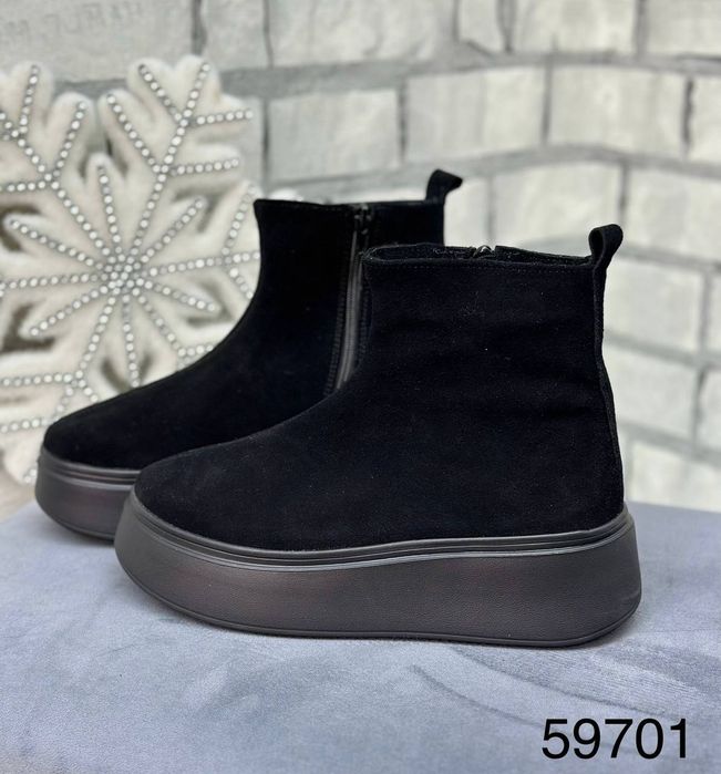 Жіночі шкіряні зимові черевики в кольорах