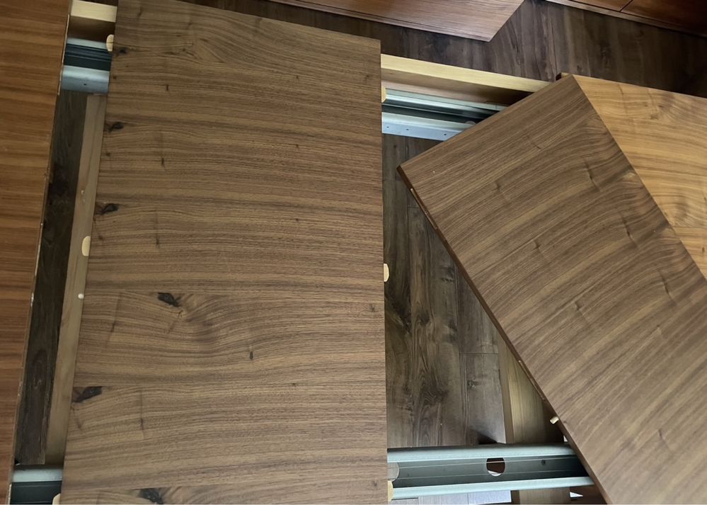 Stół w okleinie drewnianej orzech, rozkładany