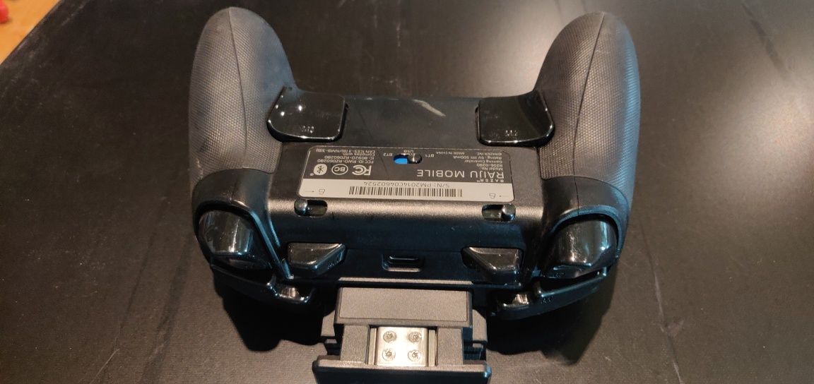 Геймпад Razer Raiju для мобільних ігор в телефоні