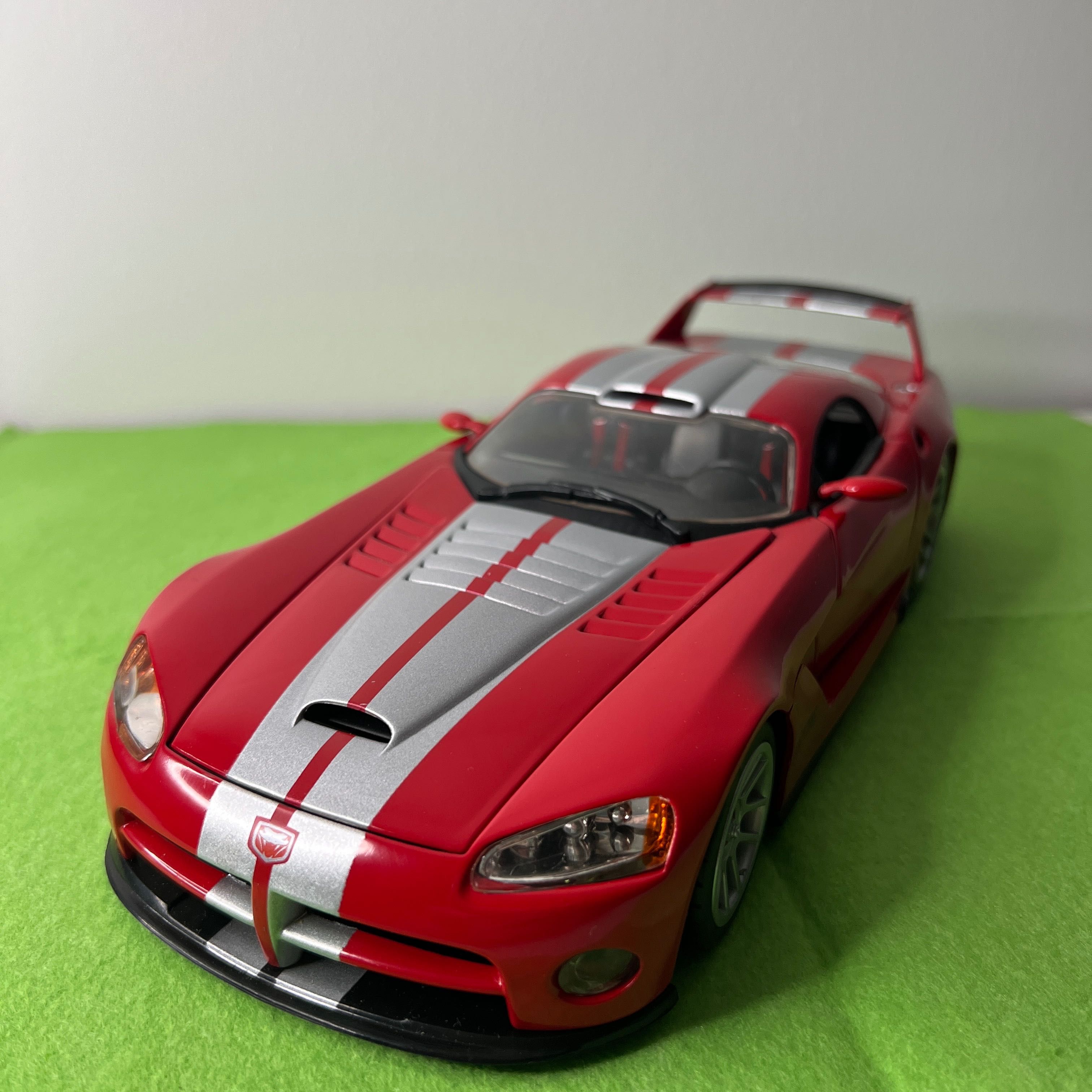 Dodge Viper GTS-R Hot Wheels 1:18 Diecast Miniatura com Base