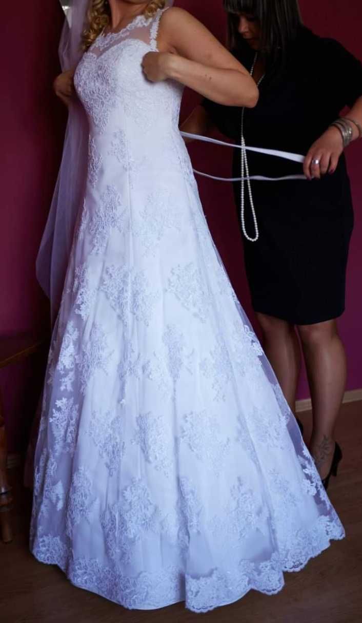 Suknia ślubna wiązana