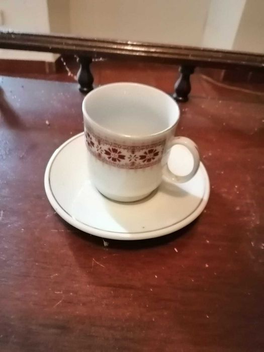 conjunto de chavena e pires cafe branca e castanha