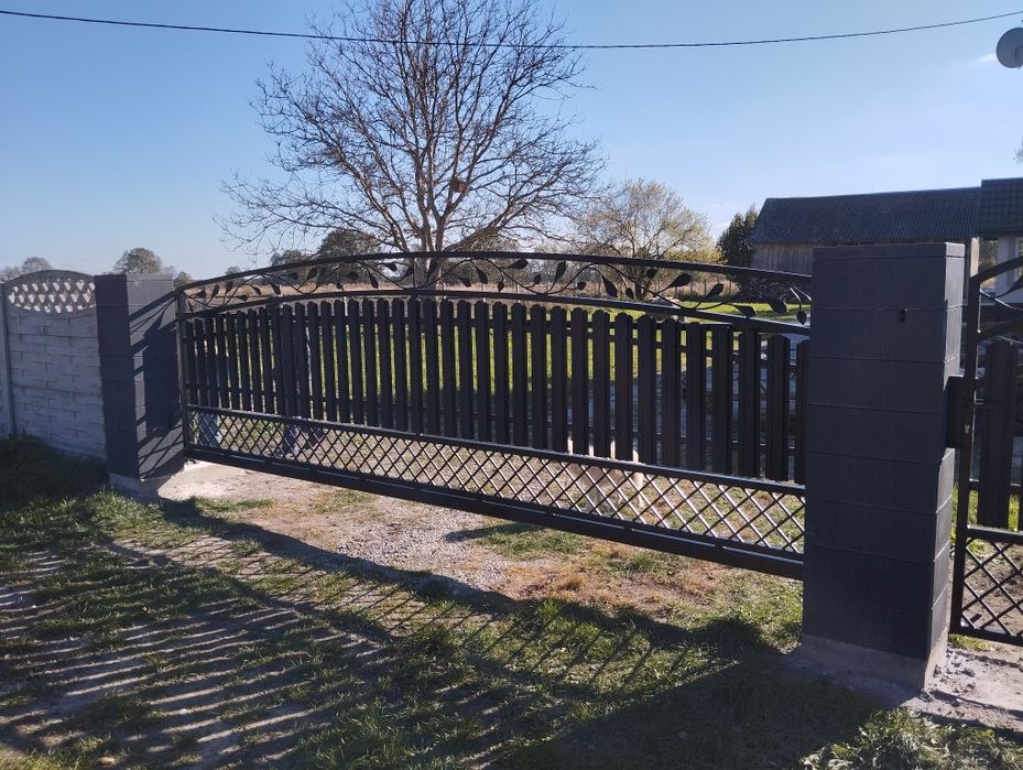 Ogrodzenie ze sztachet metalowych przęsła na podmurówce