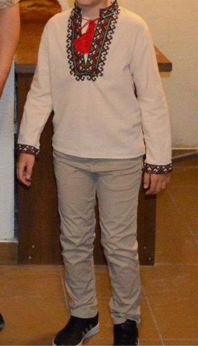 Вишиванка та брюки з ременем