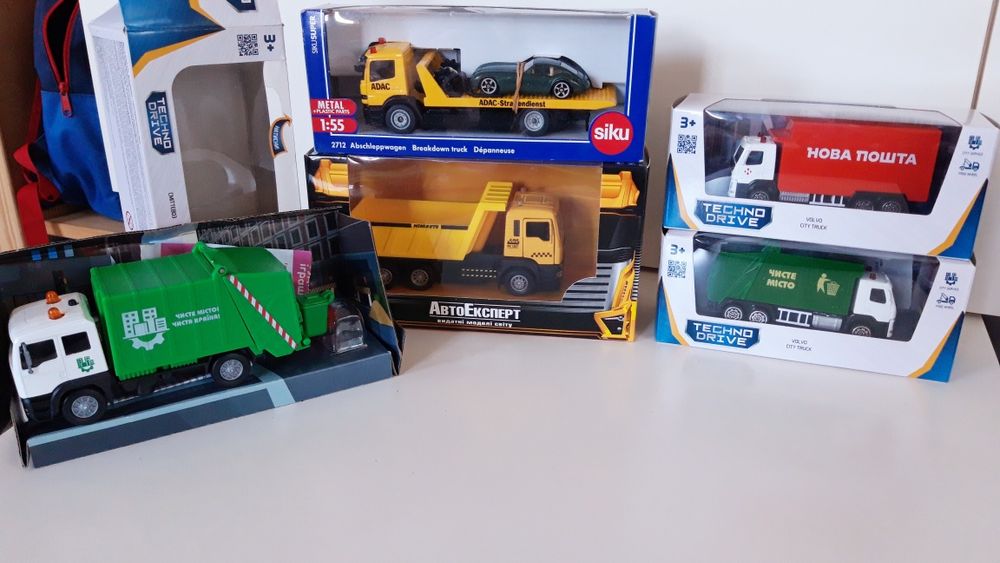 Модель масштабна колекційна Techno Drive сміттєвоз з баком зелений