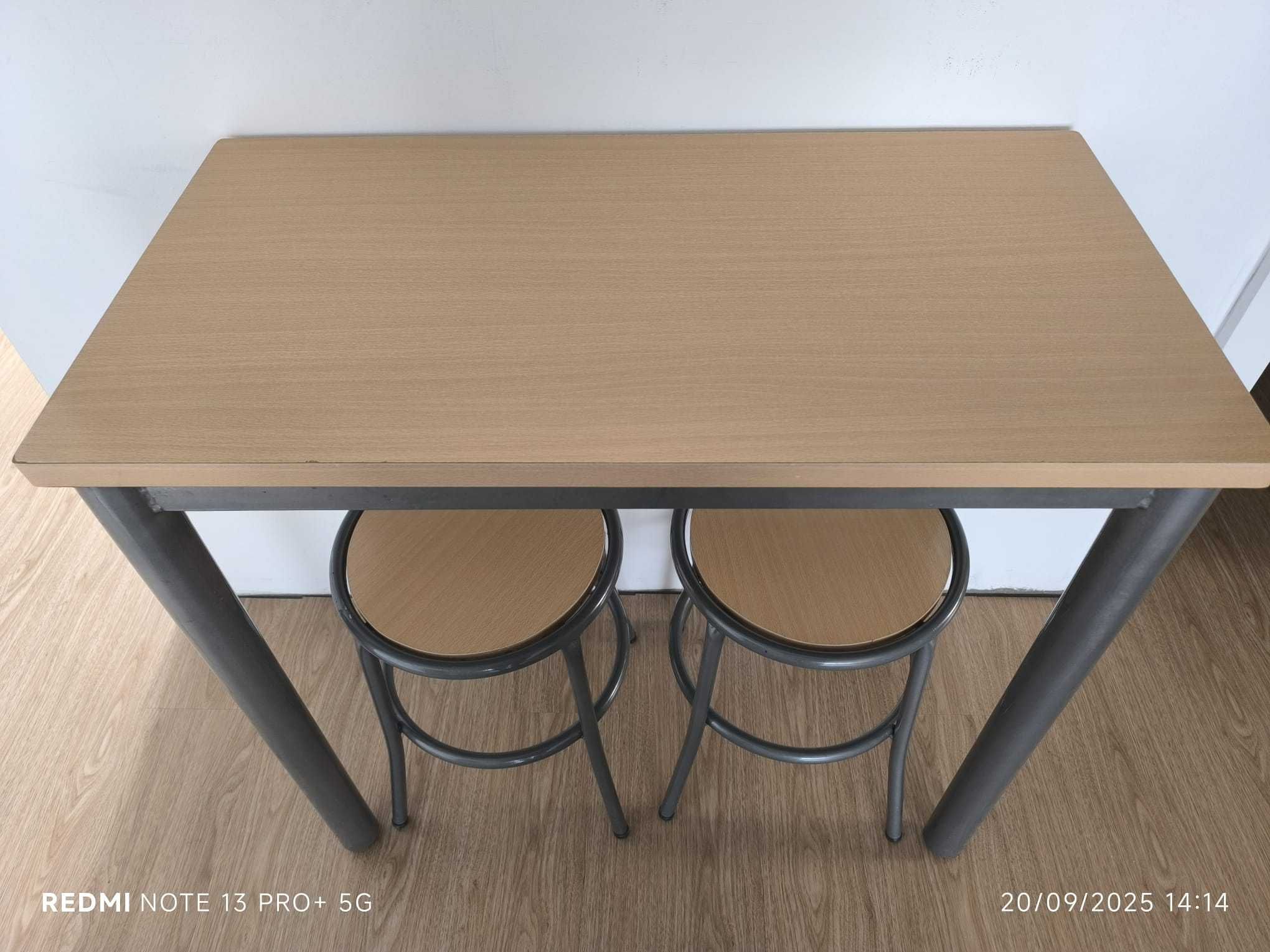 Mesa e dois bancos