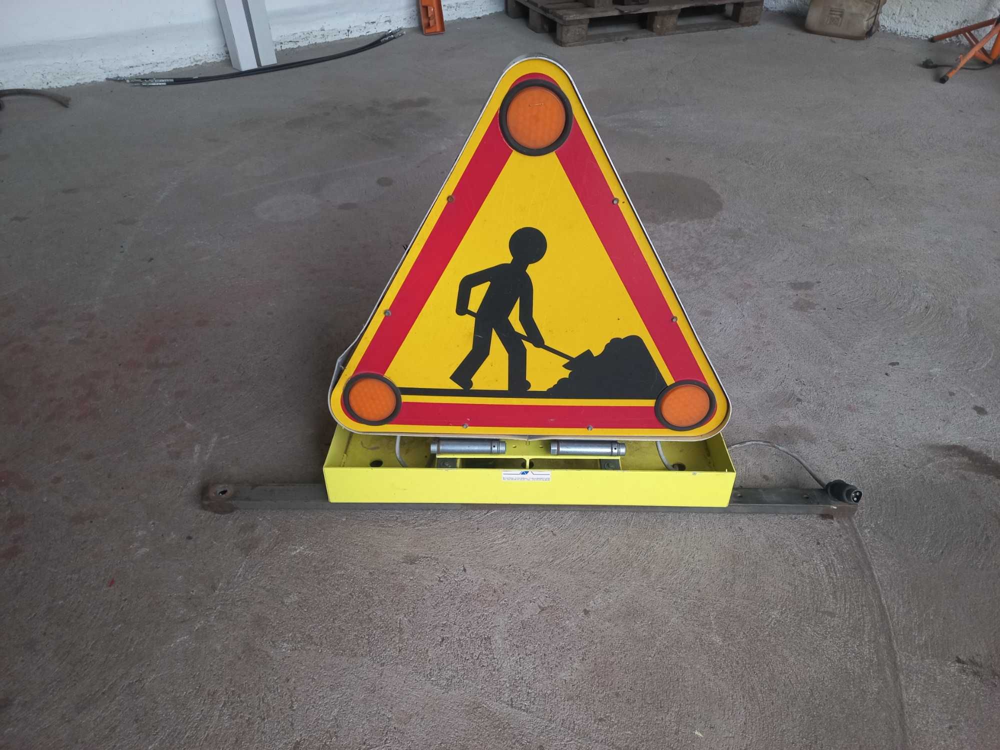Znak ostrzegawczy Roboty Drogowe kogut belka
