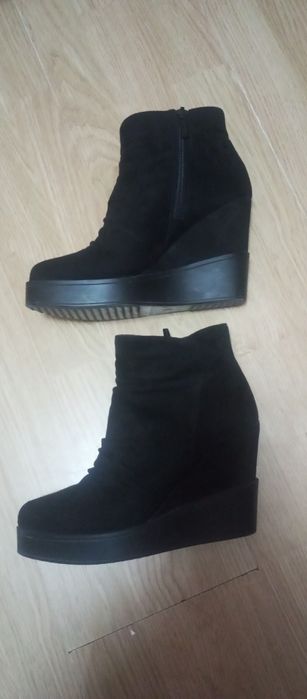 Botki zamszowe na koturnie 38