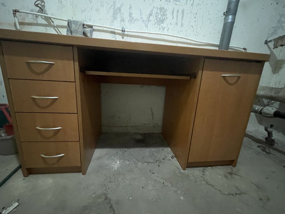Biurko z plyty z szufladami i szafka