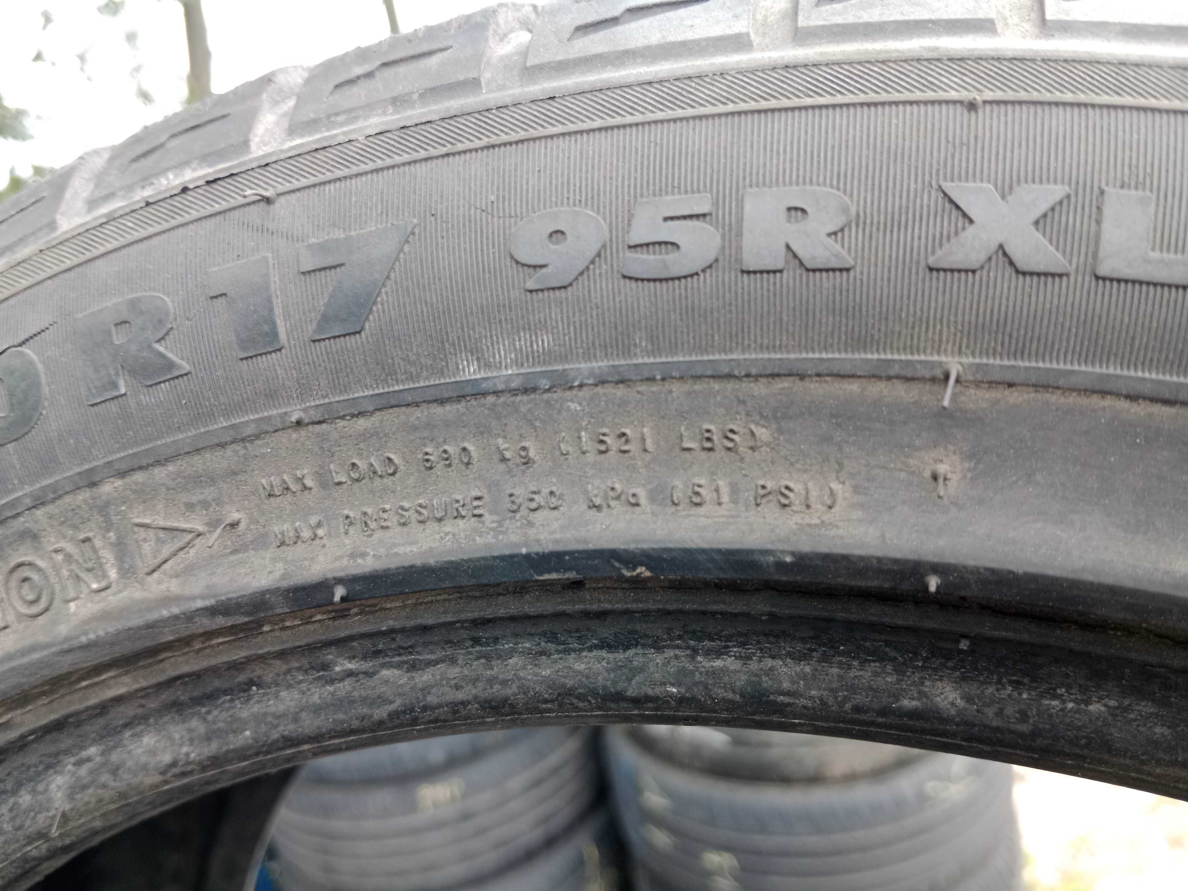 Opona używana zimowa 215/50R17 Nokian Hakkapeliitta R 1szt.