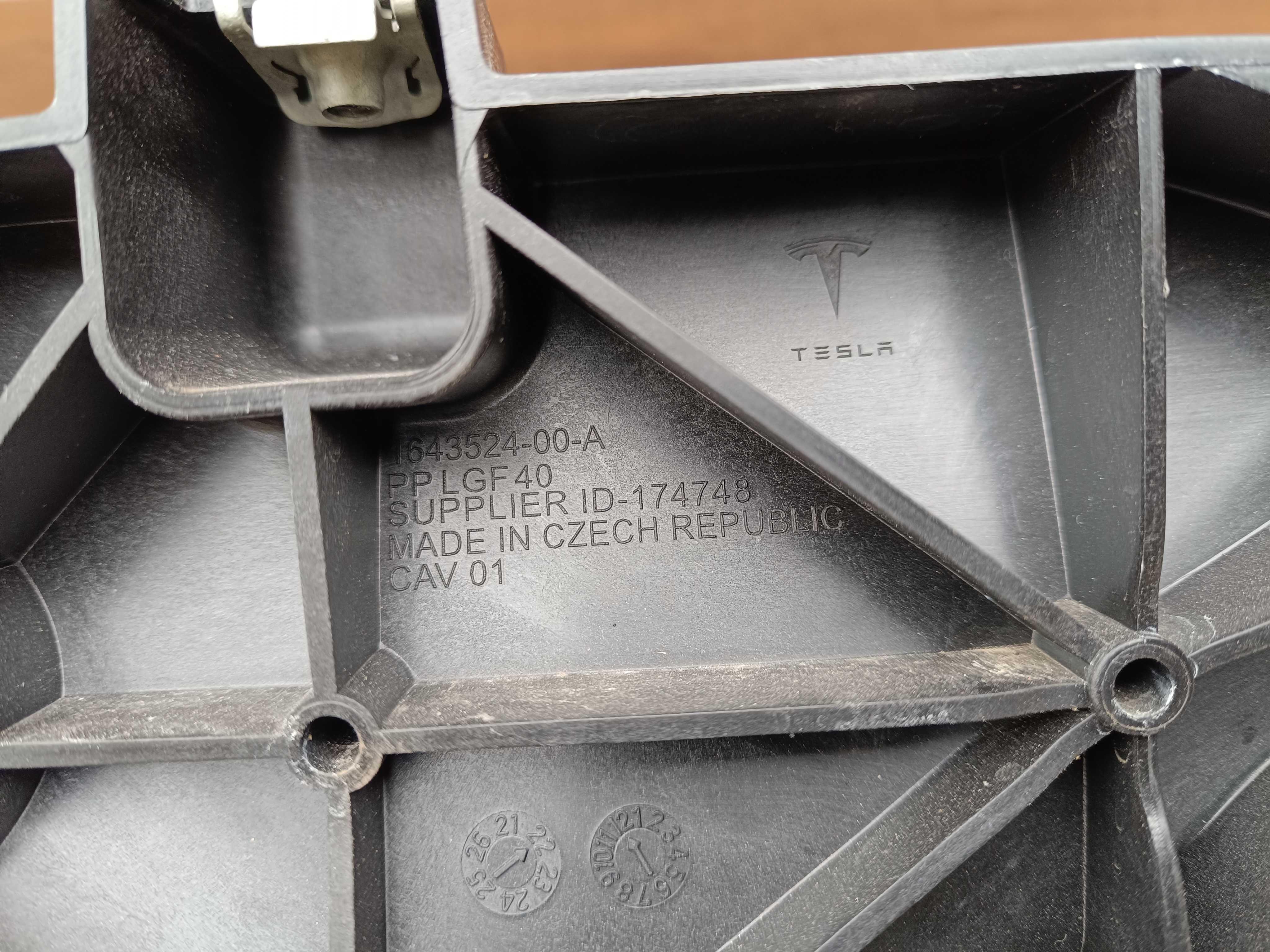pas przedni Tesla Model Y
