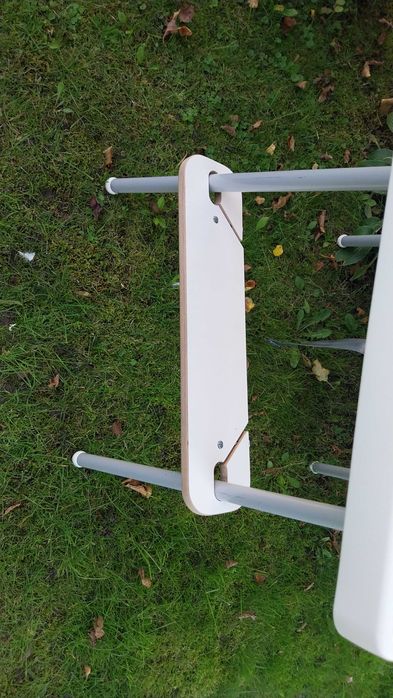 Fotelik do karmienia IKEA z regulowanym podnóżkiem