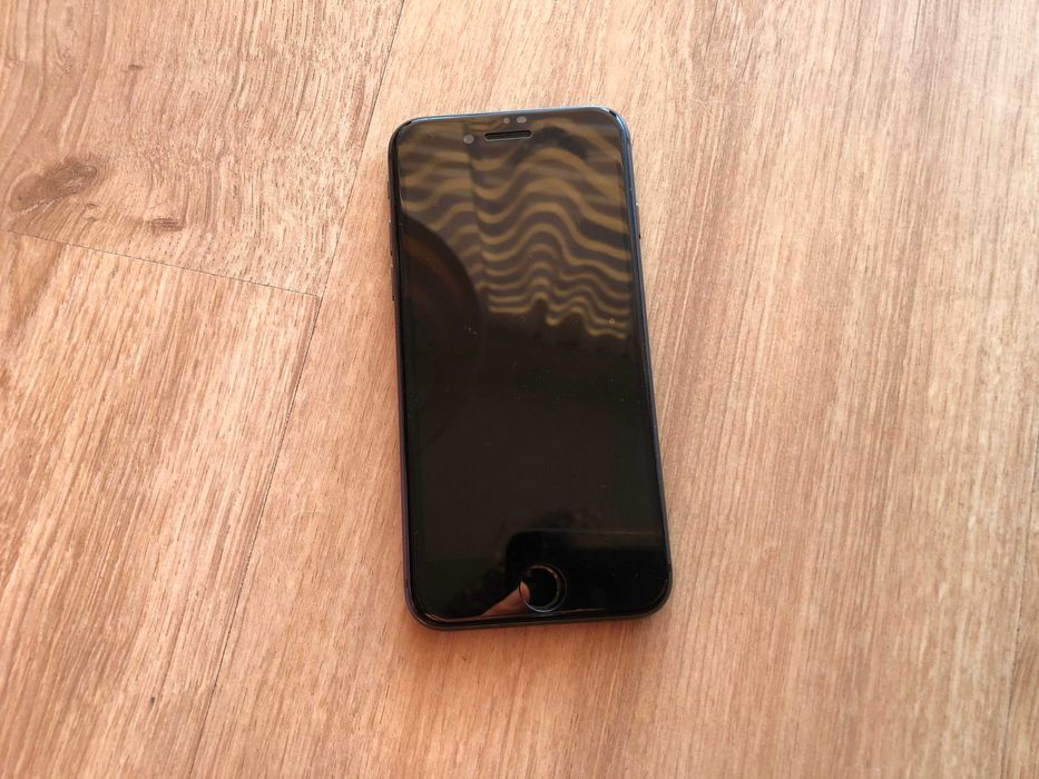 Apple iPhone 8 + box, etui, ładowarka, zestaw kabli