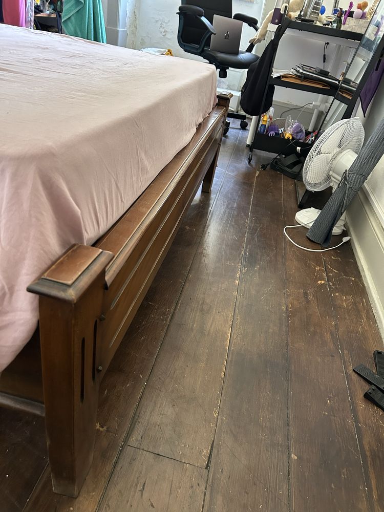 Cama de Casal + Mesa de Cabeceira em Madeira Maciça