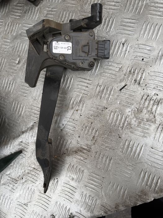 Педаль газа Opel Combo C номер 9129423