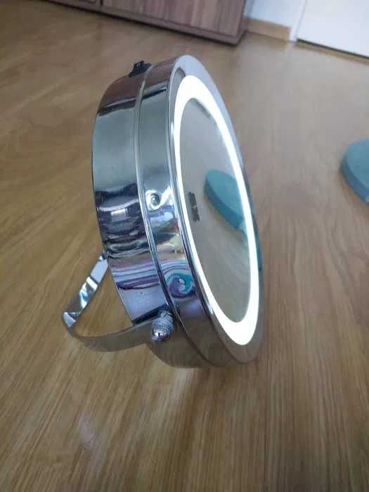 Lusterko kosmetyczne podświetlane