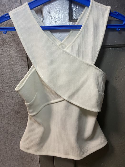 Білий ребристий кроп-топ із перехресними бретелями H&M