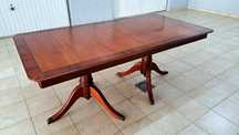Mesa de cerejeira com pés de galo