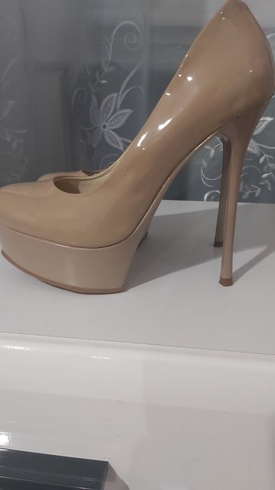 Туфлі жіночі на підборах