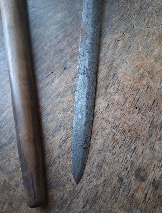 Espada faca Kris/Keris Malásia aço, cabo nogueira entalhada com bainha