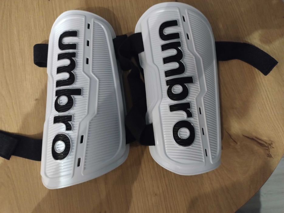 Ochraniacze piłkarskie marki umbro