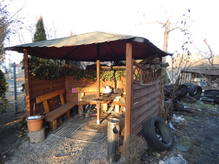 Altanka ogrodowa z ławkami używ w bdb stanie do odświeżenia,dach gonty
